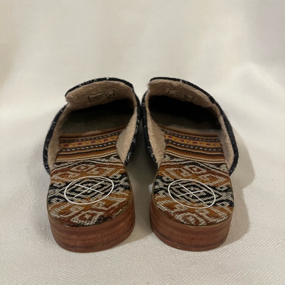 Inkkas zodiac slip on shoes, size 6. Excellent preowned condition! - Picture 4 of 12